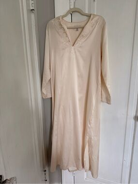 Oscar de la Renta Cream Nightgown